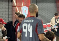 Ο Φουρνιέ τα κατάφερε: Φίλαθλος του χάρισε γκρι φανέλα που ζήτησε