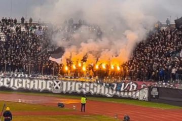 Οι οπαδοί της Παρτίζαν άναψαν επτά πυρσούς στη μνήμη των φίλων του ΠΑΟΚ