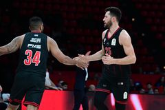 Ο Πίτερς εντυπωσίασε και ο Ολυμπιακός των 10 παικτών συνέχισε το αήττητο σερί του στη Stoiximan GBL