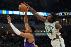 Ο υποτονικός Γιάννης και ο εφιάλτης των Μπακς από τα χέρια του Τζέισον Τέιτουμ (vids)