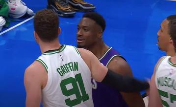 Ο Θανάσης Αντετοκούνμπο έριξε κουτουλιά στον Μπλέικ Γκρίφιν και αποβλήθηκε (vid)