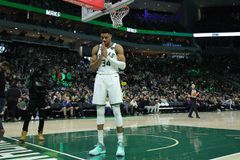 Η Κυριακή του Πάσχα θα έχει αρνί και Μπακς!