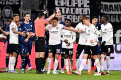 «Πέταξε» βαθμούς η Άιντραχτ Φρανκφούρτης που... βράζει με τη διαιτησία, 1-1 με την Μπόχουμ