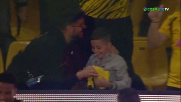 Πανευτυχής ο πιτσιρικάς που πήρε τη φανέλα του σκόρερ Ελίασον