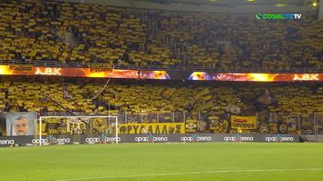 Εκπληκτική ατμόσφαιρα από τους φίλους της ΑΕΚ κατά την είσοδο των δύο ομάδων