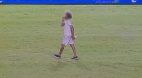 Επος: Οπαδός στη Βραζιλία έκανε «ντου» στον αγωνιστικό χώρο καπνίζοντας μαριχουάνα (vids)