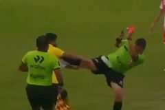 Τρομερή κλωτσιά διαιτητή σε προπονητή που πήγε να του επιτεθεί με μπουκάλι στο Περού (vid)