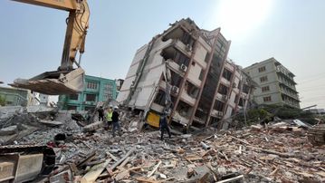 Σεισμός στη Μιανμάρ: Πάνω από 2.000 οι νεκροί από τα 7,7 Ρίχτερ – Μία εβδομάδα εθνικού πένθους