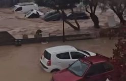 Καιρός: Η Πάρος «πνίγηκε» από τις ισχυρές καταιγίδες, χείμαρροι παρέσυραν οχήματα – Ήχησε το 112