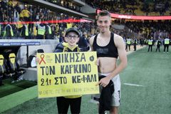 Το μήνυμα του ΠΣΑΠΠ για τη συγκλονιστική στιγμή στην Opap Arena: «Όταν μας ρωτούν τι είναι το ποδόσφαιρο, ας θυμόμαστε αυτές τις εικόνες»