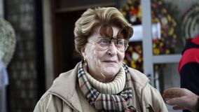 Η Τριφύλλη δικαιολογεί τον Φιλιππίδη για την Παπούλια: Είναι ωραία γυναίκα, πώς είναι δυνατόν να μην της δείξει κάτι;