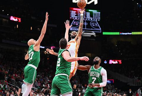 Σπουδαία νίκη των Χοκς κόντρα στους ελλιπείς Σέλτικς (vid)