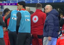 Σοκ στην Κροατία: Κατέρρευσε εν ώρα αγώνα ο προπονητής της Ελπίδων της Τουρκίας (vid)