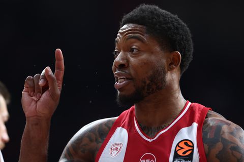 Η αλήθεια για τη χειρονομία του Τζόουνς: Τι έδειξε στην εξέδρα του Παναθηναϊκού (vid)