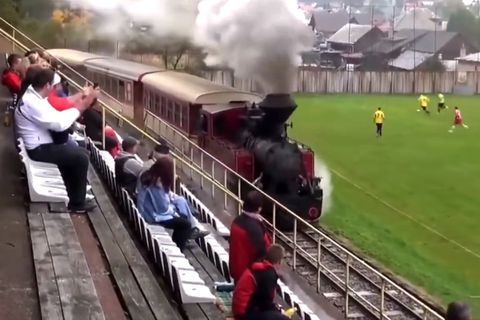 Τρένο περνάει μέσα από το γήπεδο εν ώρα αγώνα και γίνεται viral (vid)