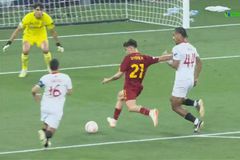 Γκολ του Ντιμπάλα και... φωτιά στην «Πούσκας Αρένα» από τους οπαδούς της Ρόμα (vid)