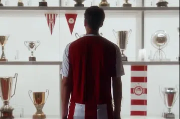 «Είσαι θρύλος…»: Πρώτη ματιά στη νέα φανέλα του Ολυμπιακού (vid)