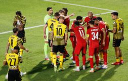 Έντονες αντιδράσεις από τους παίκτες του Άρη για τη διαιτησία στην ανάπαυλα - Αποδοκιμασίες από τους φιλάθλους στην κερκίδα