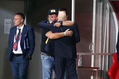 Η αγκαλιά Ηλιόπουλου - Νίκολιτς μετά την πρόκριση της ΑΕΚ (gallery)