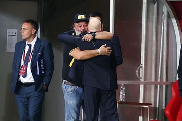Η αγκαλιά Ηλιόπουλου - Νίκολιτς μετά την πρόκριση της ΑΕΚ (gallery)