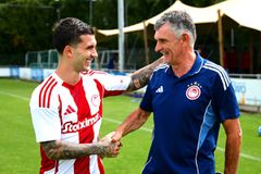 Η πρώτη χειραψία του Μεντιλίμπαρ με τον Στρεφέτσα