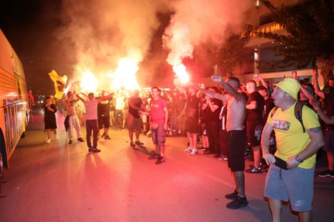 Χαμός στη Λιβαδειά από τον κόσμο της ΑΕΚ για την «κιτρινόμαυρη» αποστολή (pics)