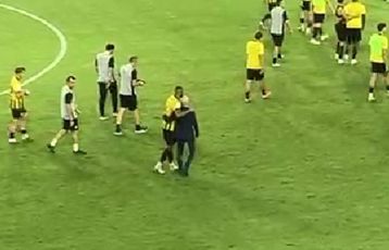 Η αγκαλιά Μουκουντί - Νίκολιτς μετά τη νίκη της ΑΕΚ