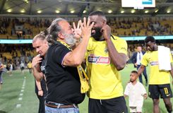 Η αγκαλιά του Ηλιόπουλου στον Πιερό και όλους τους παίκτες της ΑΕΚ (pics+vid)