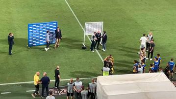 Ο Ηλιόπουλος περίμενε τους παίκτες της ΑΕΚ στη φυσούνα