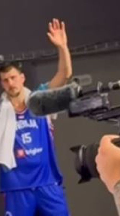 Γι' αυτό είναι MVP: Η απίστευτη κίνηση του Νίκολα Γιόκιτς σε δημοσιογράφους μετά το Λετονία - Σερβία (vid)