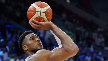 Τα κάνει όλα και συμφέρει ο Γιάννης - Σκόραρε και με τρίποντο