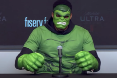 Η μεταμφίεση του Αντετοκούνμπο και η χαρά του πίσω από τη μάσκα του Hulk (vid)