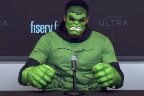 Η μεταμφίεση του Αντετοκούνμπο και η χαρά του πίσω από τη μάσκα του Hulk (vid)