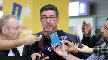 Στην Αθήνα ο Ρουί Βιτόρια: «Προνόμιο να δουλέψω στον Παναθηναϊκό» (gallery & vids)