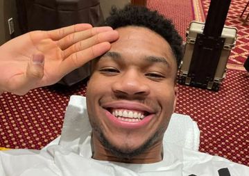 Η Halloween εμφάνιση του Γιάννη Αντετοκούνμπο στον αγώνα τον Μπακς που ξετρέλανε την ομάδα! (vid)