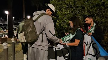 Φίλοι του Παναθηναϊκού φωτογραφήθηκαν με τους παίκτες της ομάδας μετά το ματς με τη Μονακό