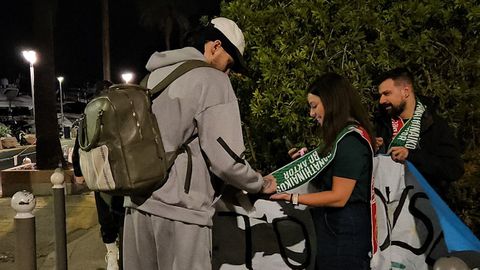 Φίλοι του Παναθηναϊκού φωτογραφήθηκαν με τους παίκτες της ομάδας μετά το ματς με τη Μονακό