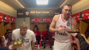 Έκπληξη με τούρτα για Μιλουτίνοφ και Ουόκαπ στο ΣΕΦ (vid)