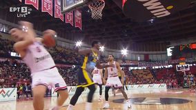 Στο... κλίμα των ημερών Λαρεντζάκης και Ντε Σόουζα στο ΣΕΦ: Κοκορομαχία και αποβολή του παίκτη του Άρη (vid)