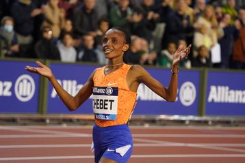 Η Τσεμπέτ έκλεισε το 2024 με τρομερό παγκόσμιο ρεκόρ στα 5 χιλιόμετρα!