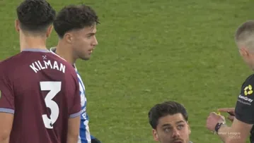 Μια «ελληνική» μονομαχία στην Premier League: Ο Κωστούλας αντίκρισε κίτρινη κάρτα σε 17 δευτερόλεπτα για μαρκάρισμα στον Μαυροπάνο!