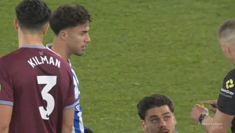 Μια «ελληνική» μονομαχία στην Premier League: Ο Κωστούλας αντίκρισε κίτρινη κάρτα σε 17 δευτερόλεπτα για μαρκάρισμα στον Μαυροπάνο!