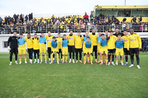 Εκατοντάδες ΑΕΚόπουλα είπαν τα κάλαντα στους παίκτες της ΑΕΚ στο Σεραφείδειο (vid)