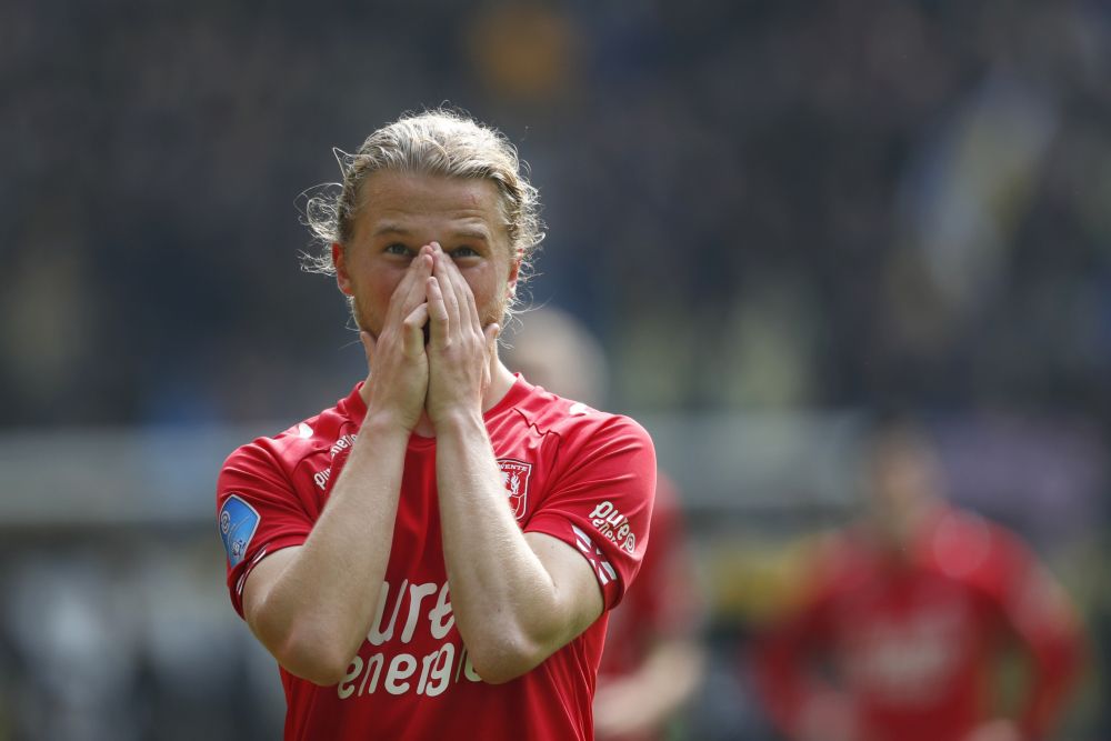 FC Twente moet Jeroen van der Lely lang missen: knie uit de kom