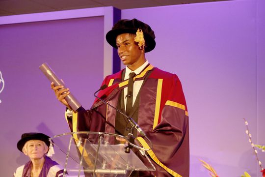 Topstudent! Marcus Rashford straalt met unieke onderscheiding op University of Manchester