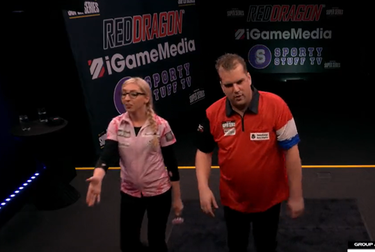 🎥 | Niet zo handig: Nederlandse darter speelt met ongelukkige initialen op shirt