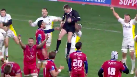 🎥 | Enthousiaste rugbyer moet vertrekken na deze onhandige actie