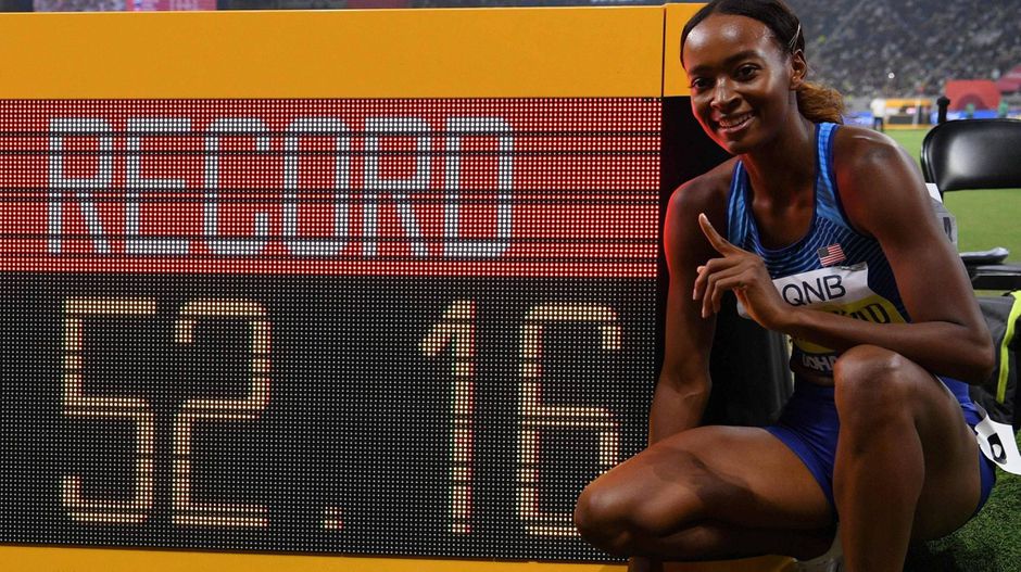 Dalilah Muhammad verdient $100.000 met wereldrecord 400m horden