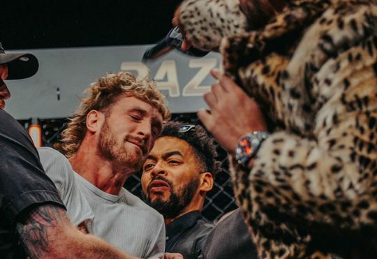 🎥 | Logan Paul bloedt na knal met microfoon door Dillon Danis, gevecht in gevaar
