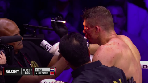 Bebloede Rico Verhoeven dankt fans na Glory-zege op Ben Saddik: 'Het was oorlog'